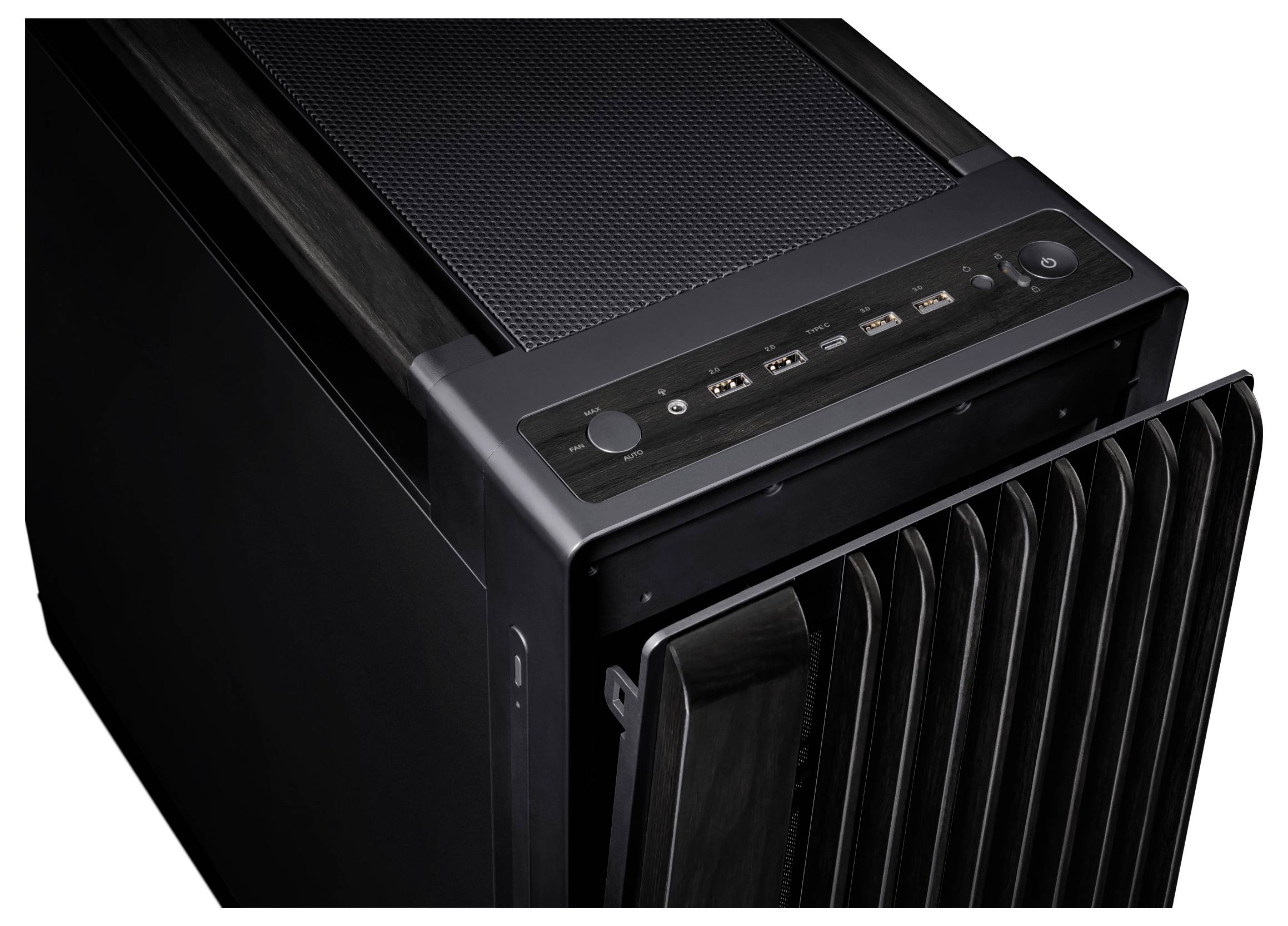 Un boîtier d'ordinateur noir avec des ports USB et un bouton marche/arrêt sur le dessus, des grilles de ventilation à l'avant.