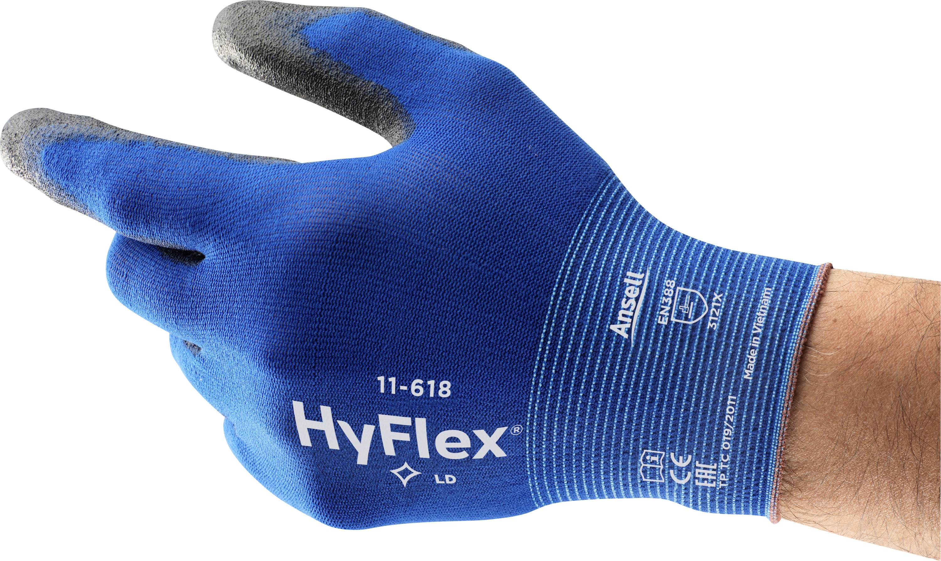 Une main porte un gant de travail bleu de la marque HyFlex, modèle 11-618, adapté aux travaux de précision et offrant une protection légère.