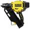 Cloueur DeWalt 18V XR jaune et noir avec moteur à balais. L'outil présente un design robuste, adapté aux travaux de construction et de menuiserie précis.