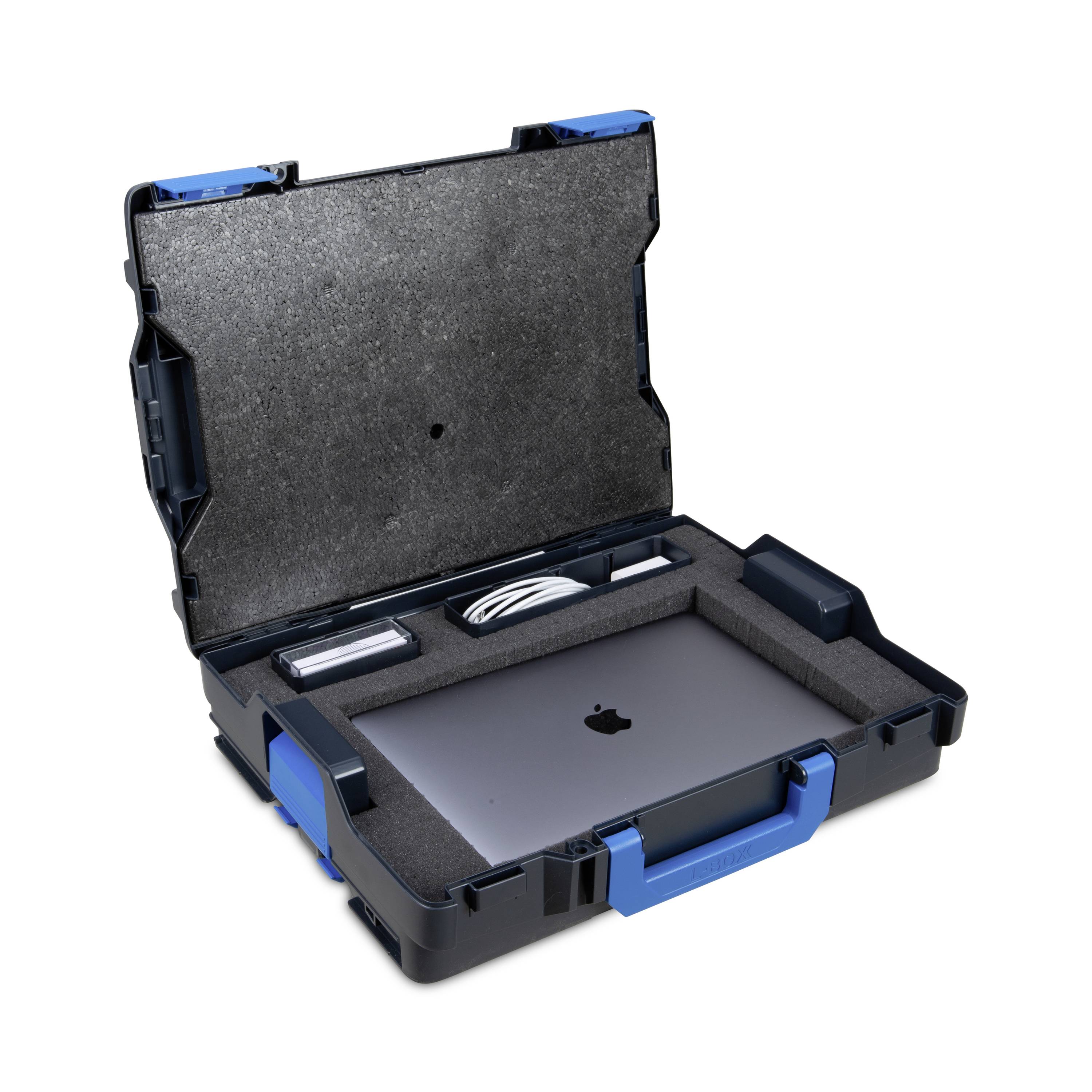 Un étui de transport ouvert présente un ordinateur portable, son câble de chargement et ses accessoires, soigneusement calés dans de la mousse de protection, prêts à être transportés.