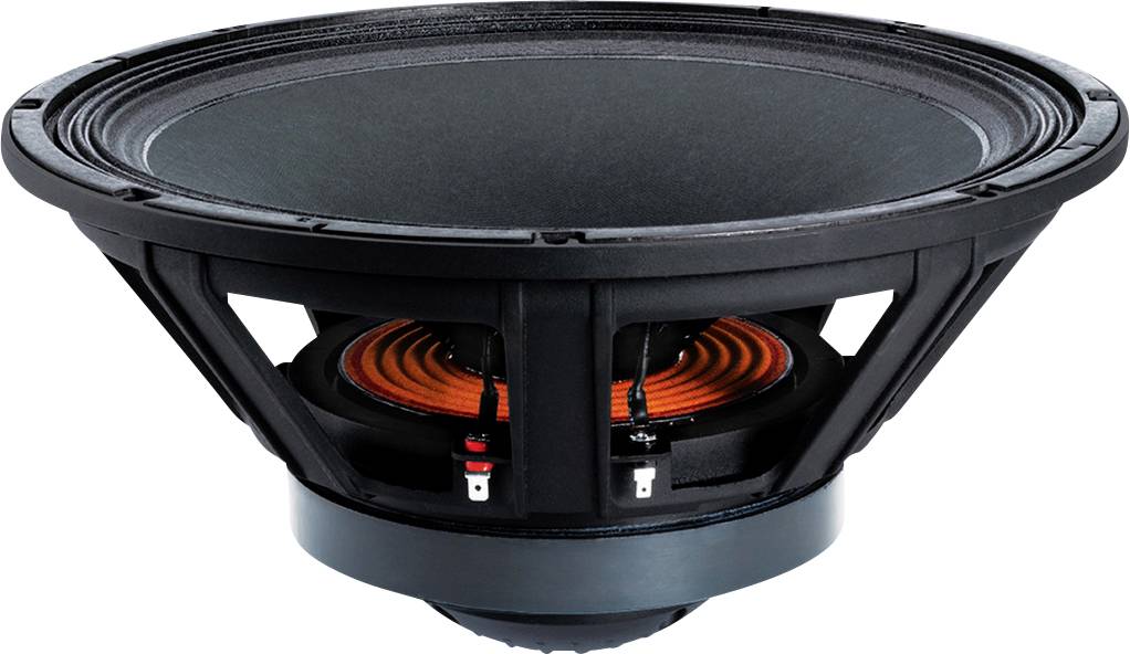 Un grand haut-parleur noir avec une bobine orange au centre, vu de côté, montre la membrane et les connexions.