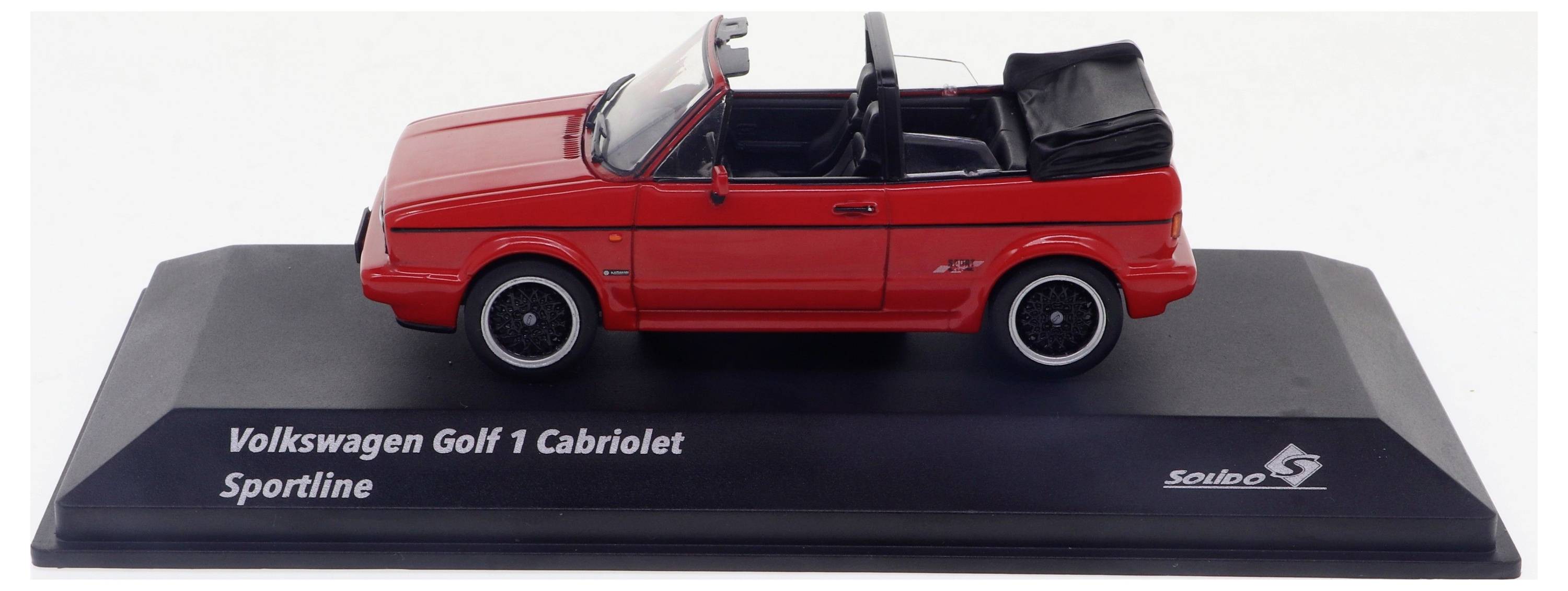 Modèle d'une Volkswagen Golf 1 Cabriolet Sportline rouge sur un socle noir avec inscription.
