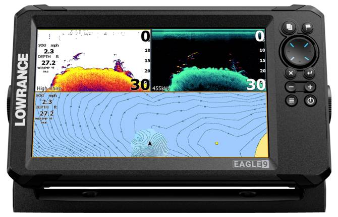 Un affichage de sondeur montre les données sonar et cartographiques. En haut à gauche vue sonar, en haut à droite détection de poissons, en bas carte marine avec lignes de profondeur.