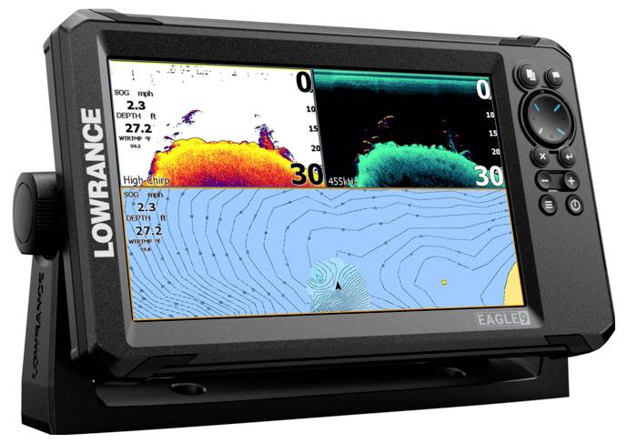 Appareil de détection de poissons avec écran affichant trois vues : cartes de profondeur, image sonar du fond marin avec des poissons et balayage latéral.