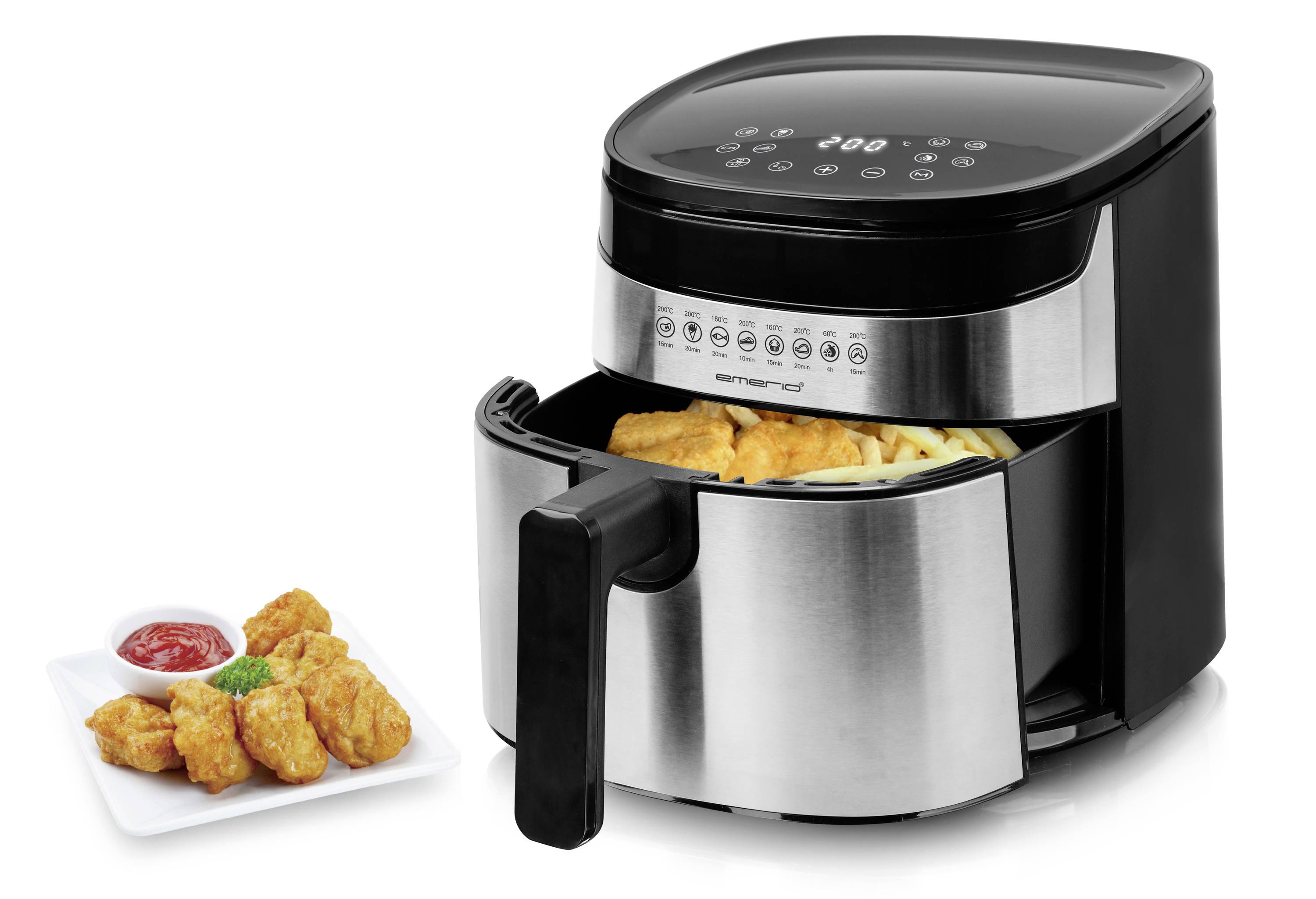 Friteuse à air chaud noir avec tiroir ouvert montrant des frites et des nuggets de poulet. À côté, une assiette avec des nuggets de poulet et de la sauce.