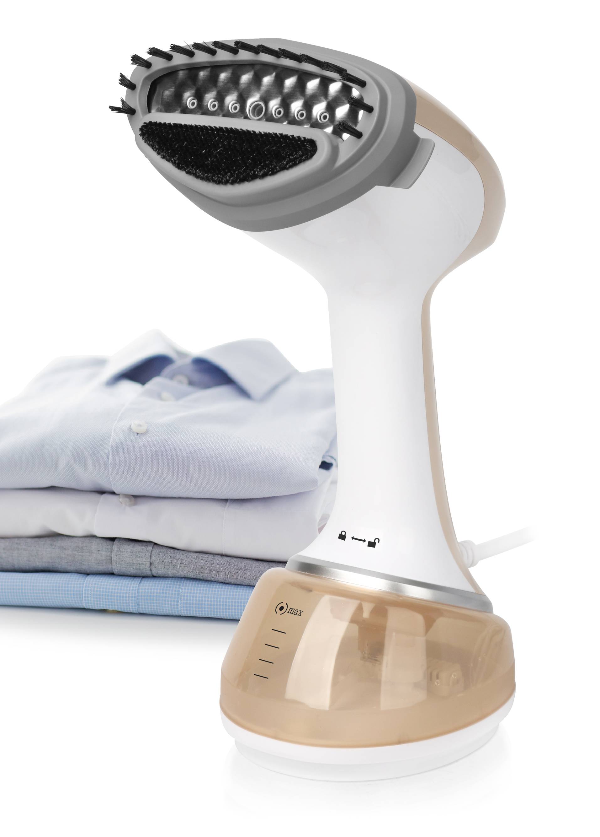 Brosse vapeur pour vêtements, posée à côté d'une pile de chemises repassées. Montre l'appareil de repassage et les vêtements pliés sur un fond blanc.