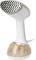 Brosse vapeur beige et blanche, avec une tête plate et perforée et un réservoir d'eau, idéale pour défroisser les vêtements.