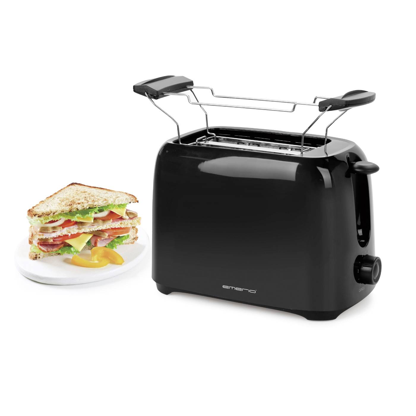 Grille-pain noir avec un support pour pain ; à côté, un sandwich garni de laitue, tomates, jambon et fromage sur une assiette blanche.
