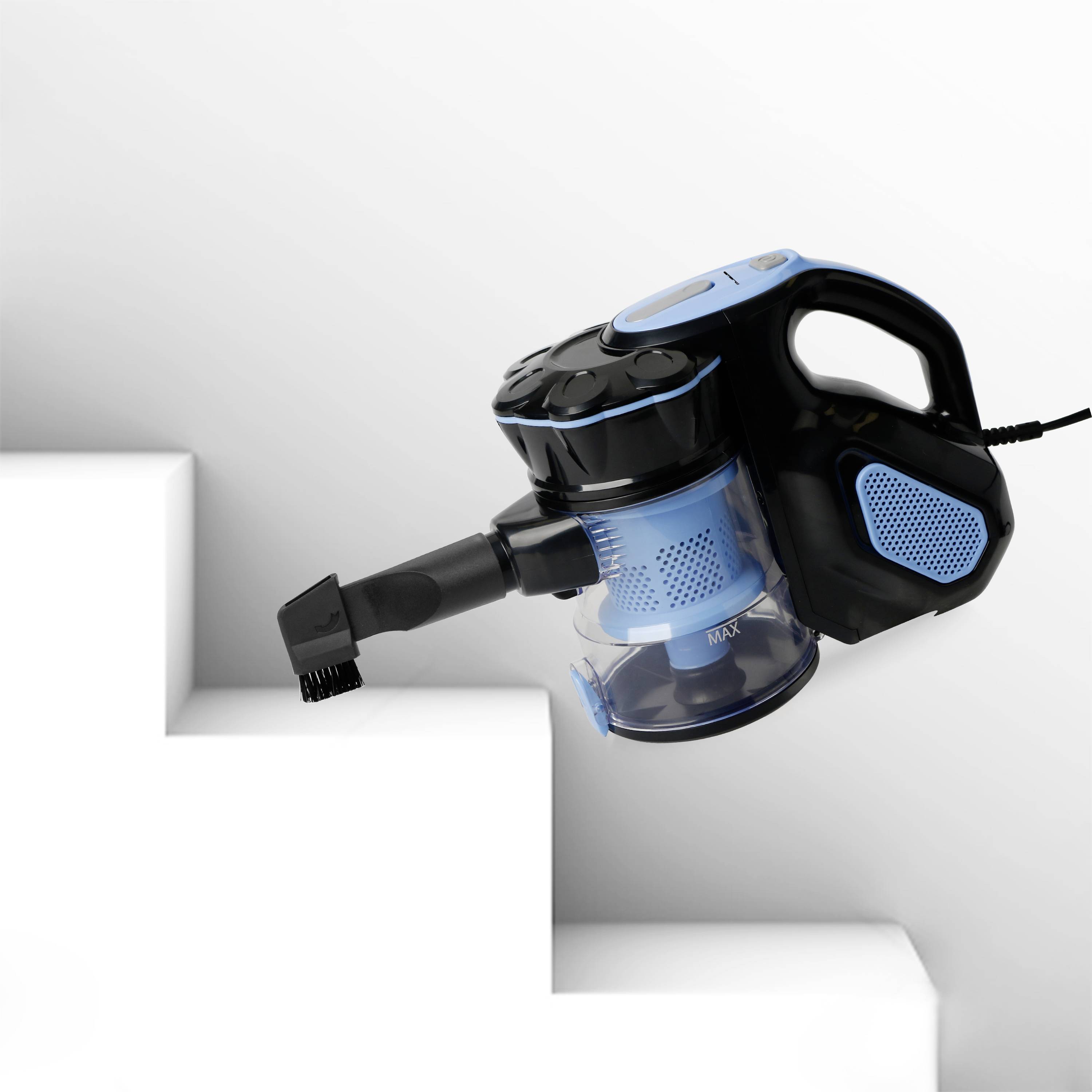 Un aspirateur portable bleu avec un embout brosse nettoyant un escalier.