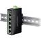 Commutateur Ethernet TRENDnet noir à cinq ports LAN. Fixé sur un rail DIN, avec un bornier vert en haut.