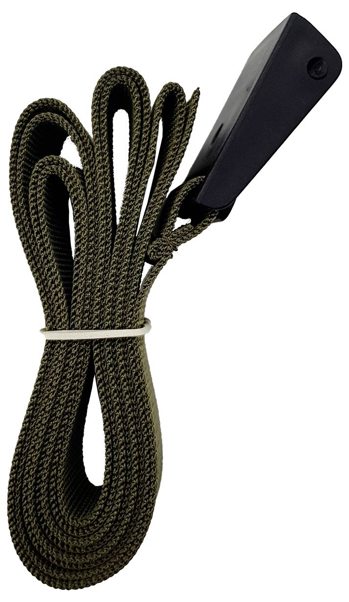 Un ruban tressé plié de couleur vert olive avec une extrémité rectangulaire en plastique noir, maintenu par un élastique blanc.