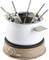 Un set à fondue électrique avec base en bois, un pot blanc et six fourchettes à fondue marquées de différentes couleurs, adapté aux repas conviviaux.