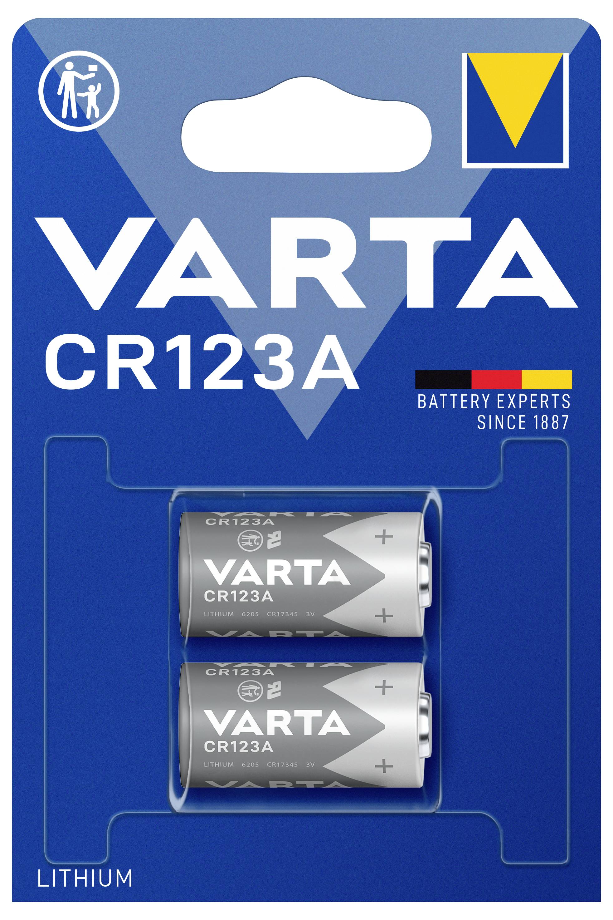 Deux piles CR123A de la marque Varta dans un emballage bleu. 'VARTA' est inscrit en haut, et les piles sont visibles en bas.