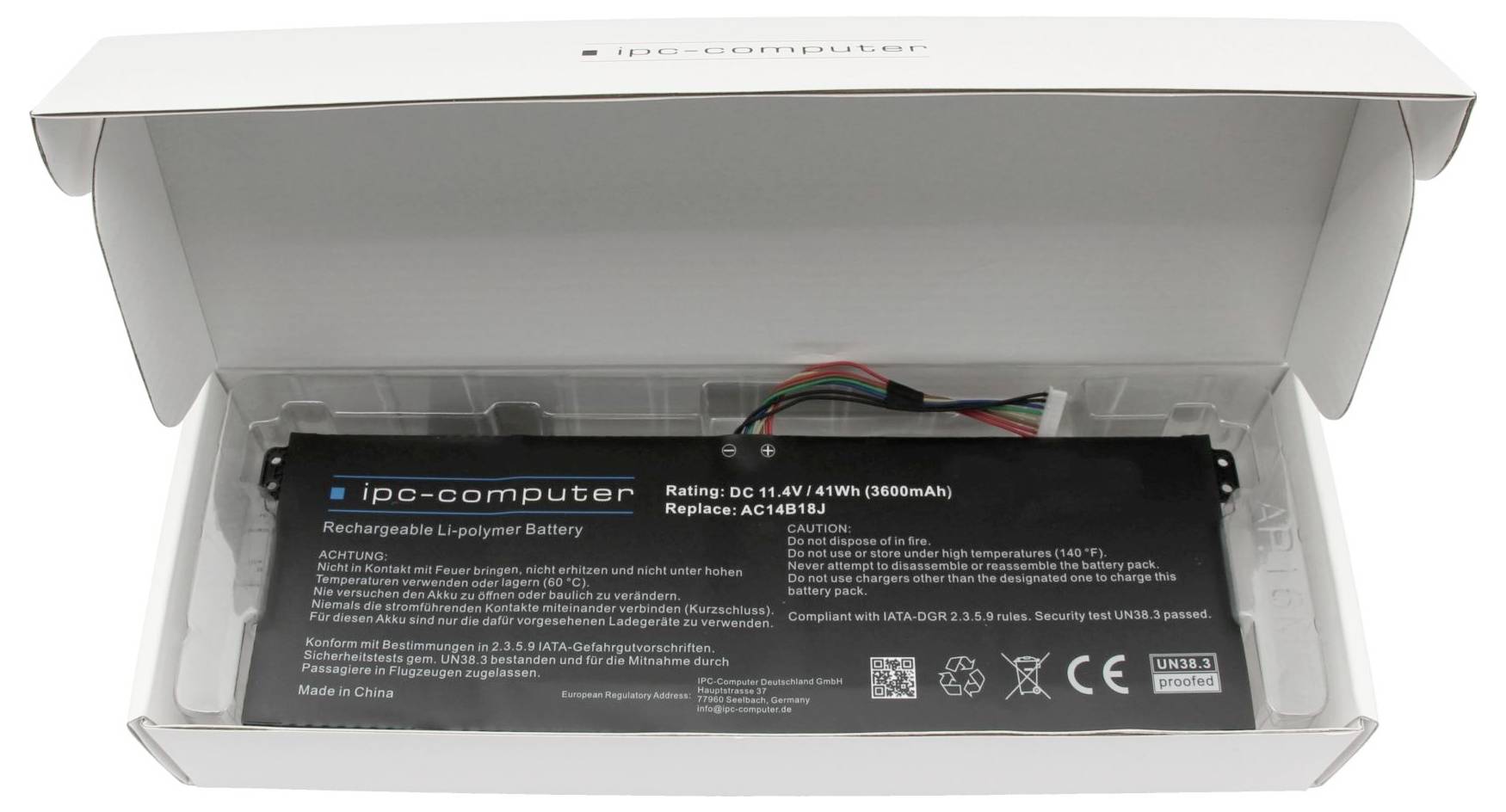 Batterie rechargeable lithium-ion dans son emballage ouvert, avec étiquettes de produit visibles, câble reliant la batterie.