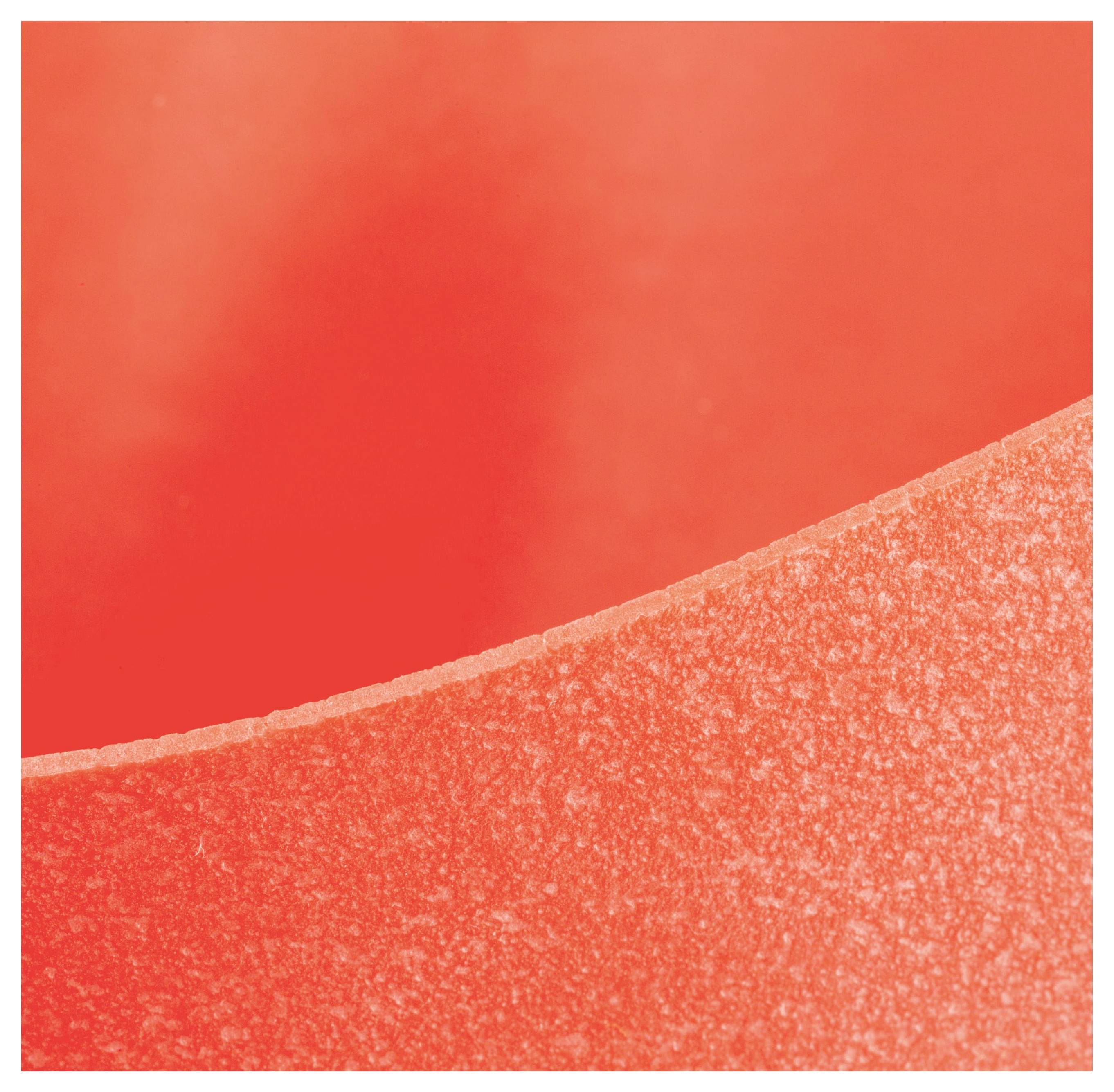 Un tableau abstrait avec une ligne courbe en rouge clair sur un fond rouge intense.