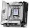 Un motherboard argenté de MSI avec plusieurs emplacements de mémoire, des dissipateurs thermiques et des connecteurs. Texte : 'MSI PERFORMANCE GAMING'.