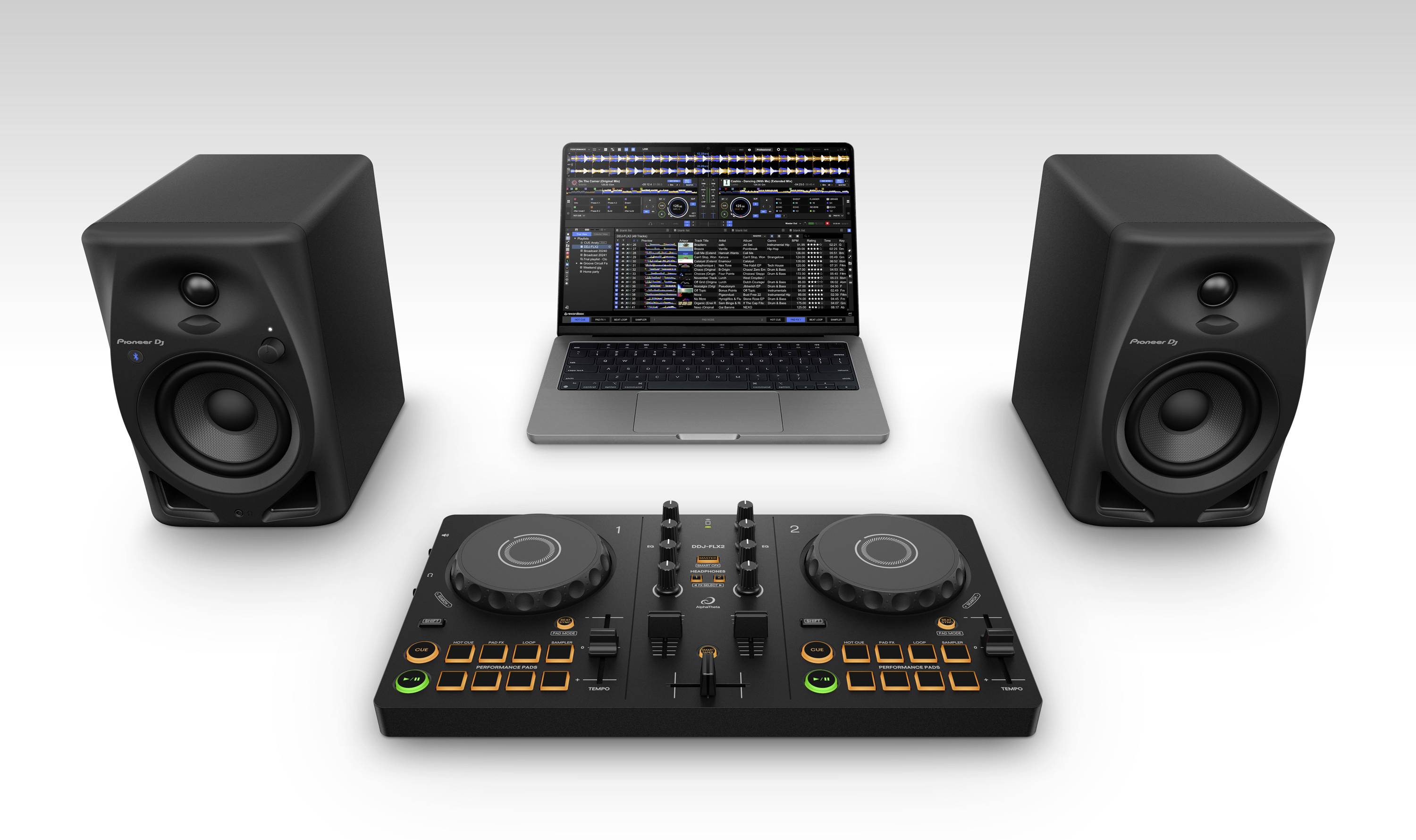 Un set de DJ avec deux enceintes, une table de mixage et un ordinateur portable affichant un logiciel de musique à l'écran.