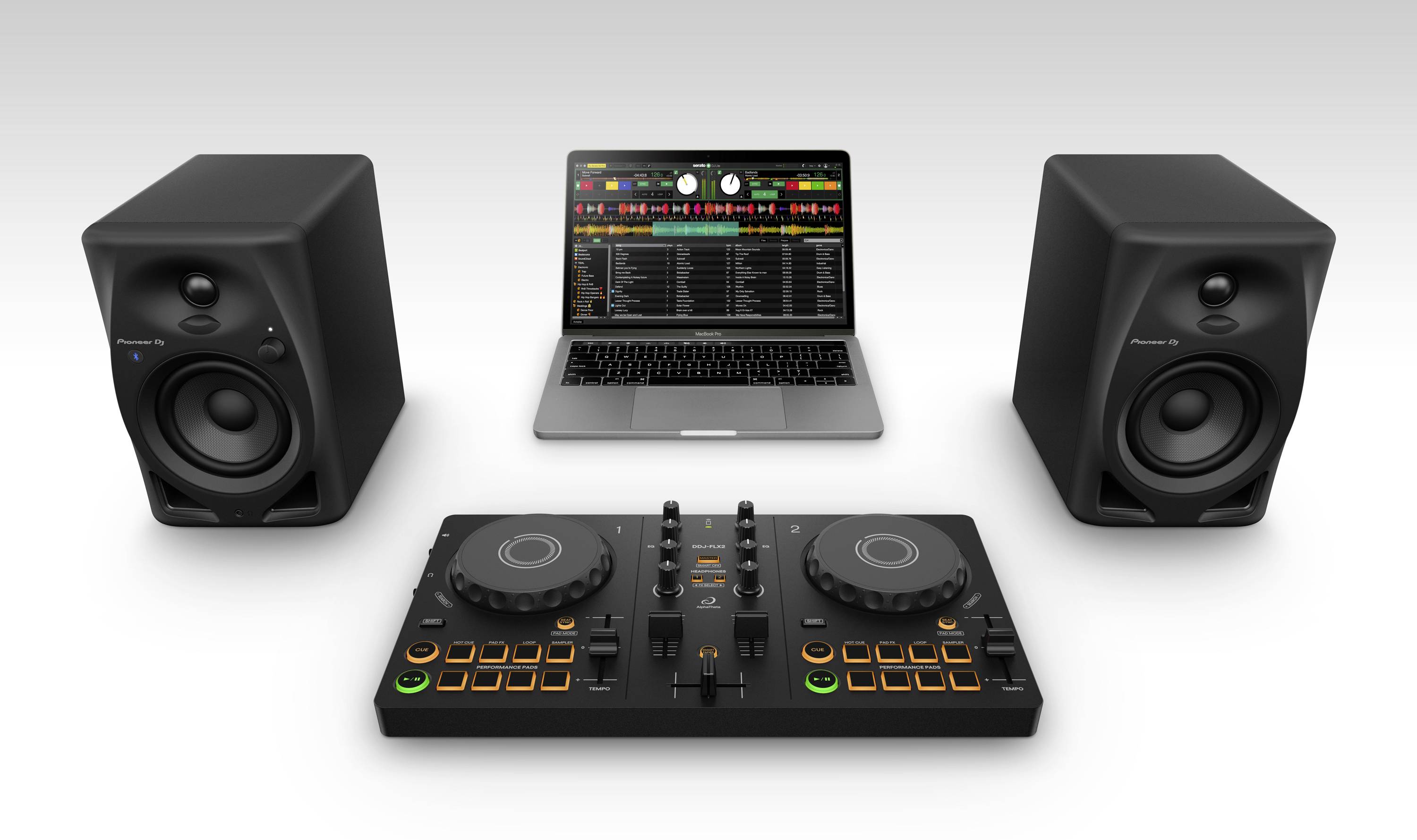 Installation DJ avec deux enceintes, un ordinateur portable et une table de mixage. L'écran de l'ordinateur portable affiche l'interface d'un logiciel de DJ.