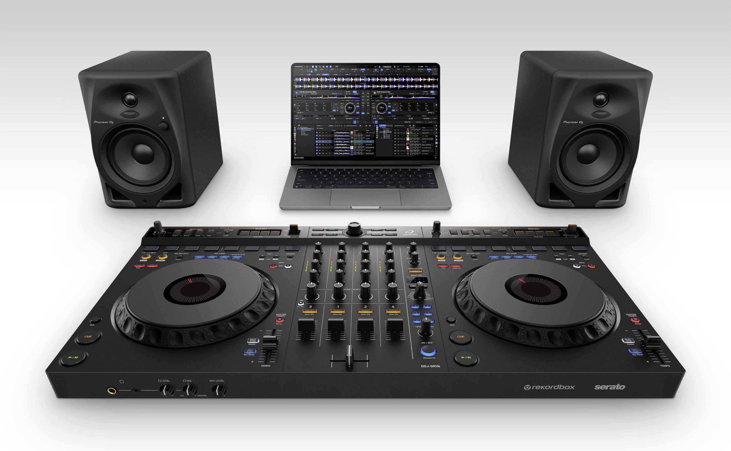 Équipement de DJ avec table de mixage, ordinateur portable et deux enceintes. L'ordinateur portable affiche un logiciel de DJ, tandis que la table de mixage possède des potentiomètres et des platines.