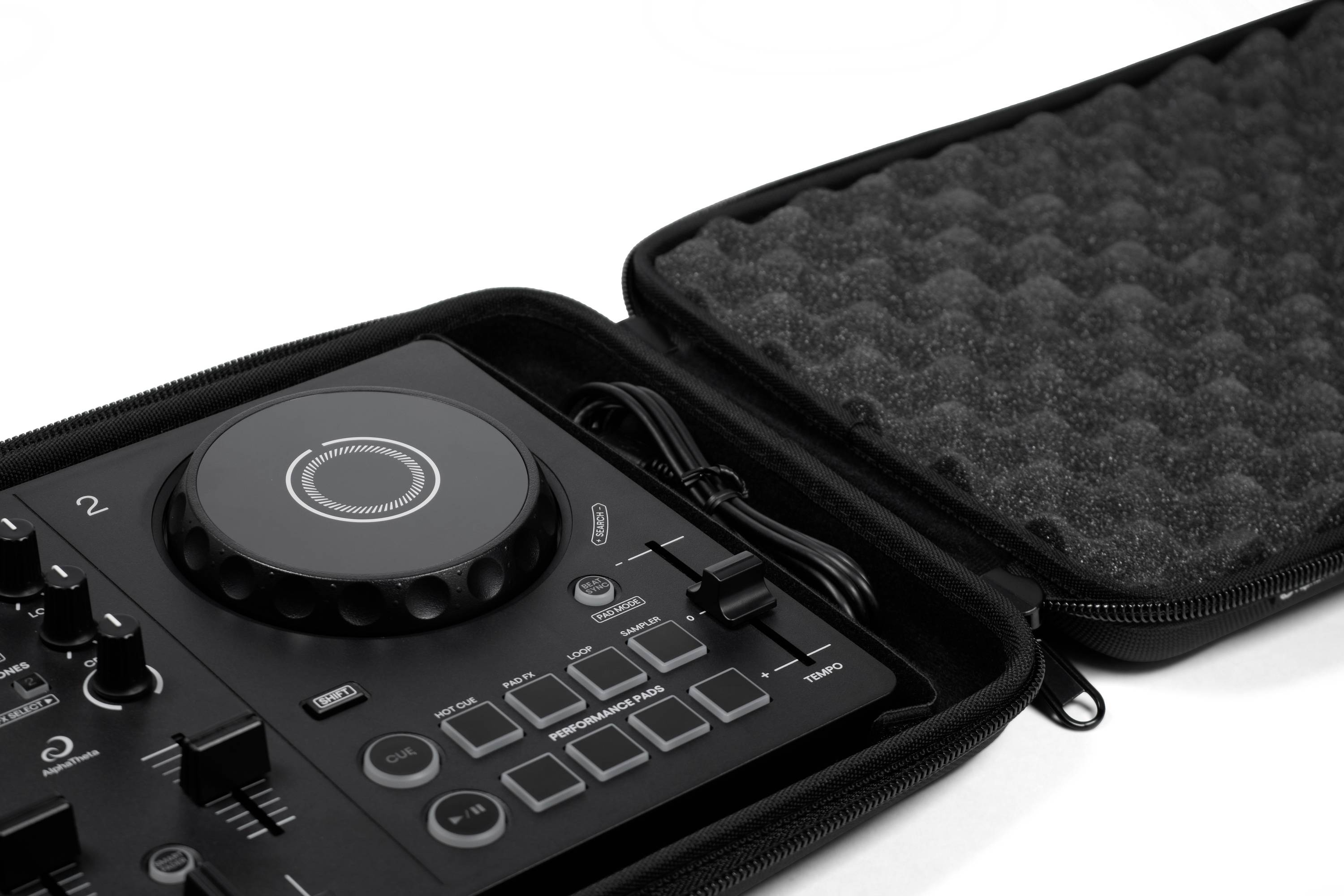 Contrôleur DJ dans un sac de transport, avec le couvercle ouvert révélant une protection rembourrée en mousse. Parfait pour une utilisation mobile par les DJs.
