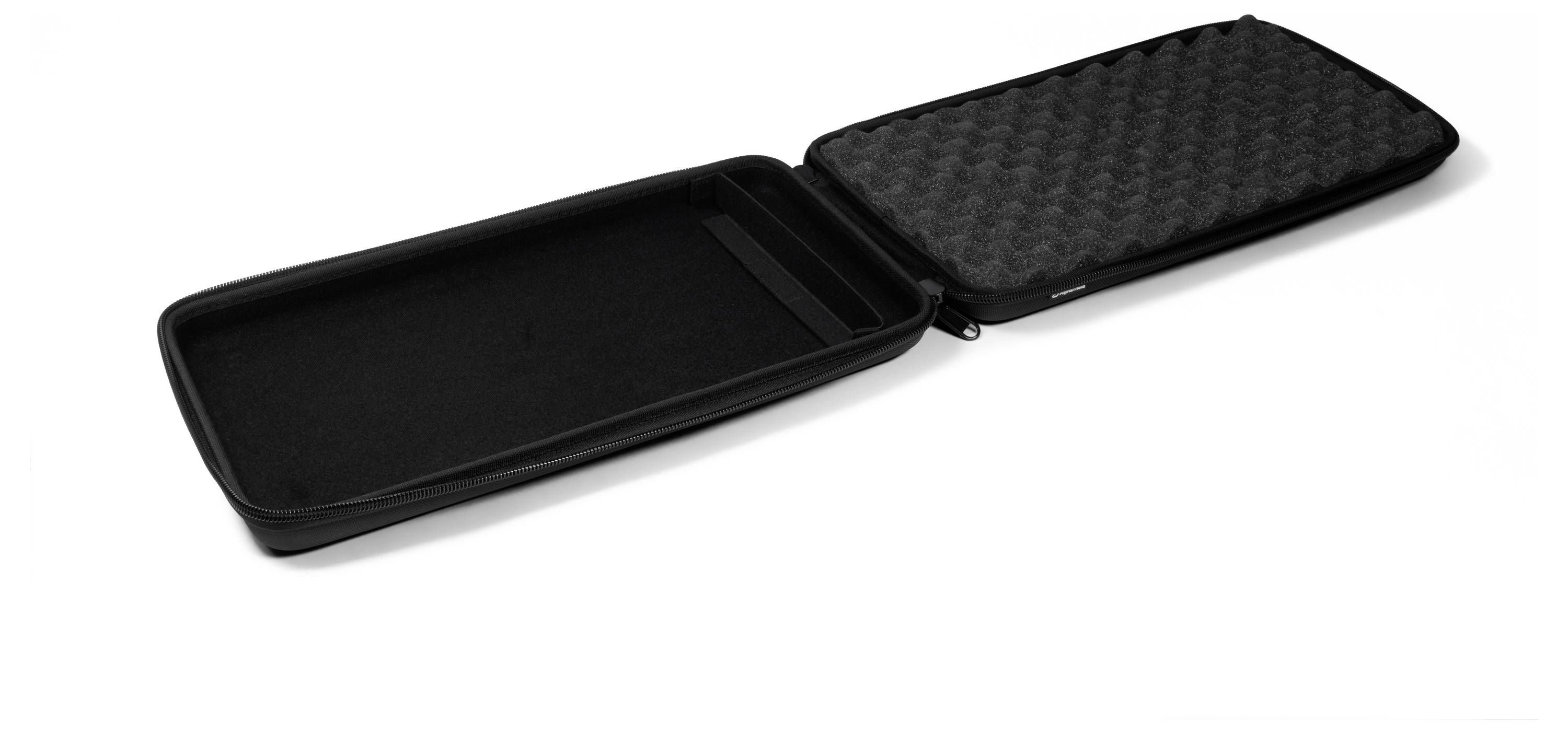 Étui noir ouvert avec rembourrage en mousse, probablement destiné à protéger des appareils électroniques tels que des ordinateurs portables ou des tablettes.