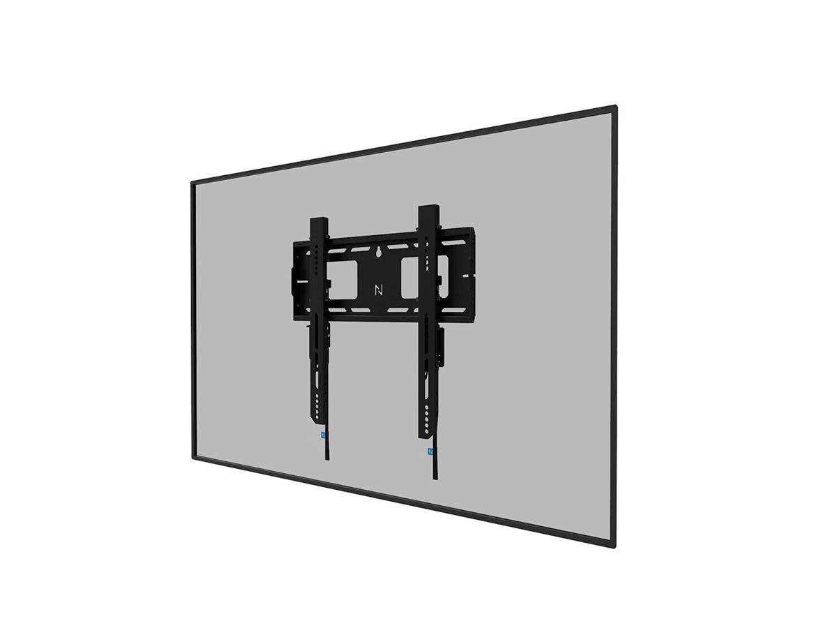 Sur le mur est fixé un support mural noir pour téléviseur, qui se détache sur une surface grise.