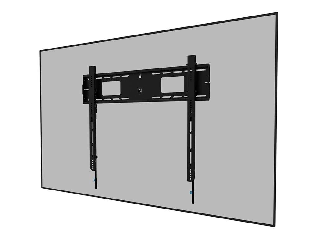 Un support mural métallique pour téléviseur est monté sur une surface grise. Il est ajustable et présente des supports avec des trous oblongs permettant un réglage en hauteur.