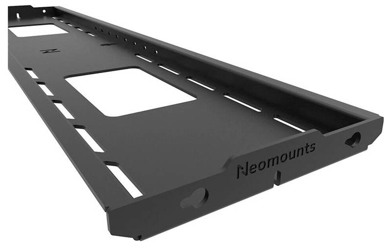 Une étagère noire de Neomounts, disposée horizontalement. Elle présente des découpes rectangulaires et convient à une fixation murale.