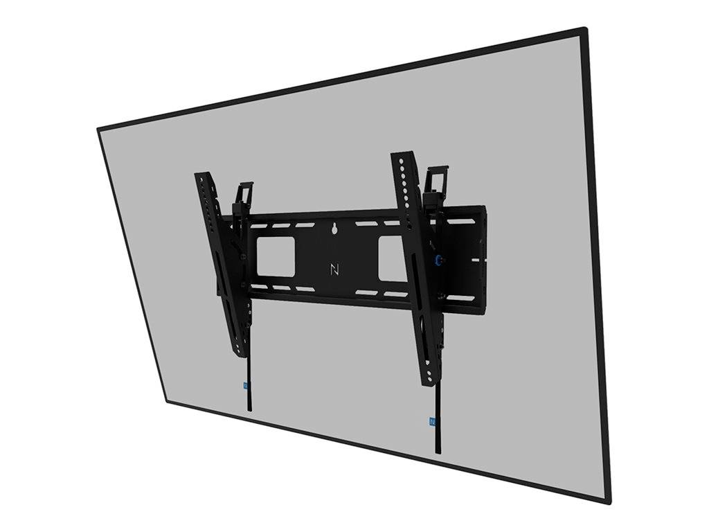 Un téléviseur à écran plat est monté sur un support mural inclinable noir.