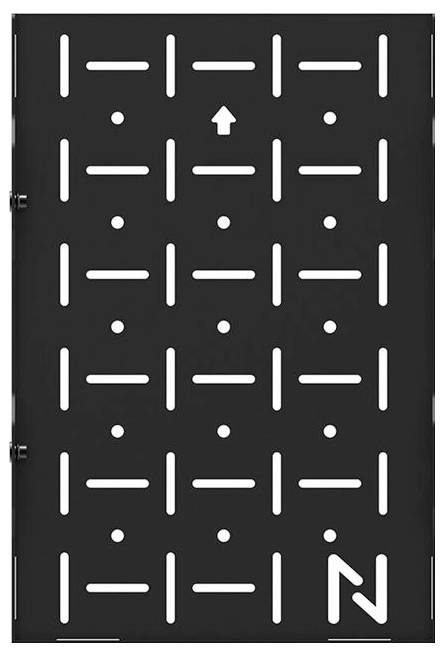 Plaque métallique noire avec une flèche poinçonnée pointant vers le haut au centre et un lettrage stylisé 'N' en bas à droite.
