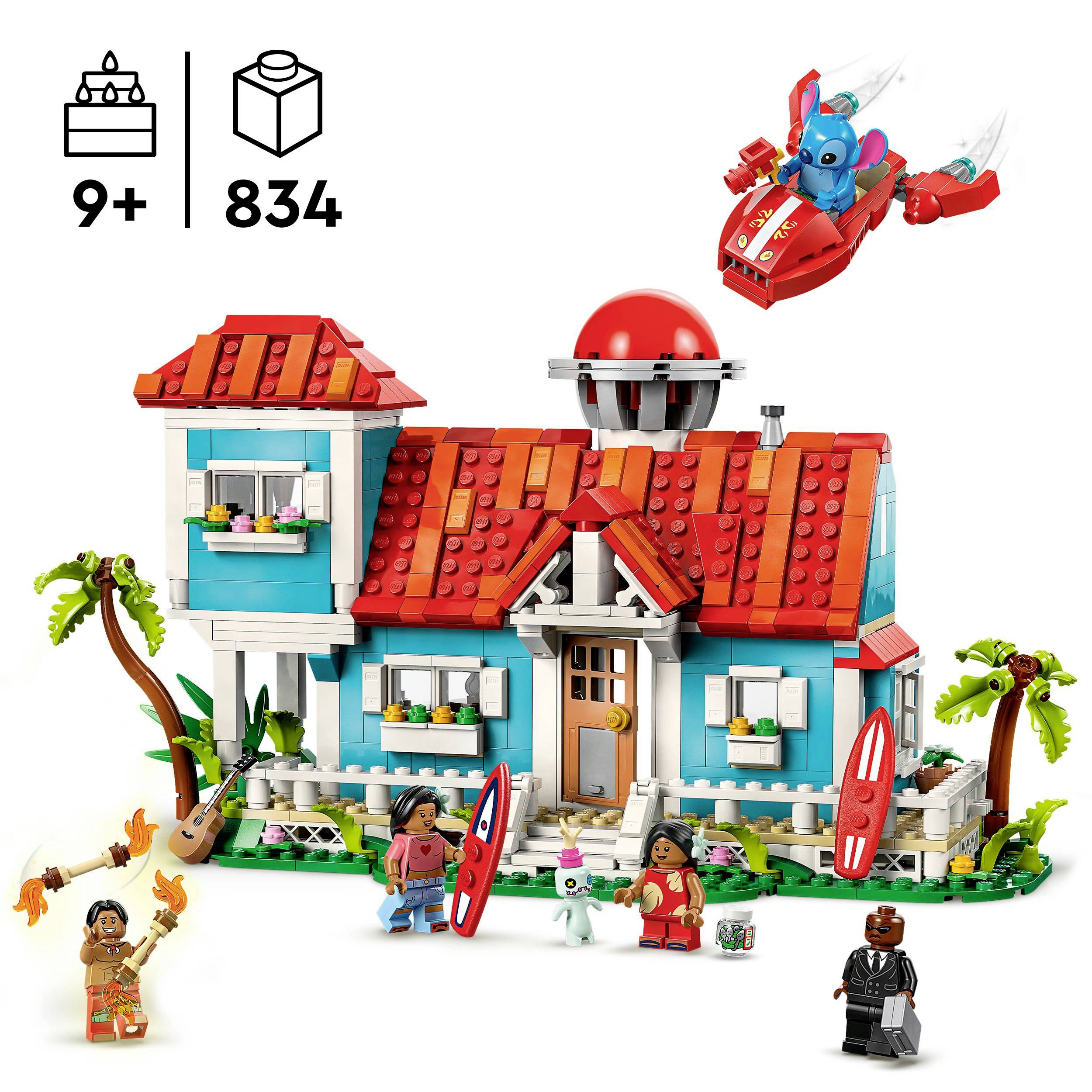 Un ensemble de maison de plage LEGO avec des palmiers, des figurines et une voiture volante. Âge recommandé : 9+, Nombre de pièces : 834.