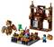 Une scène Lego avec des personnages de Minecraft : un bâtiment, des figurines, un poulet et un loup. Un enfant sur la tour, les animaux et les figurines s'affrontent.