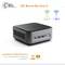 Un mini-PC carré avec une surface noire et un boîtier gris. La façade avant présente des ports USB et des boutons. Textes avec spécifications.