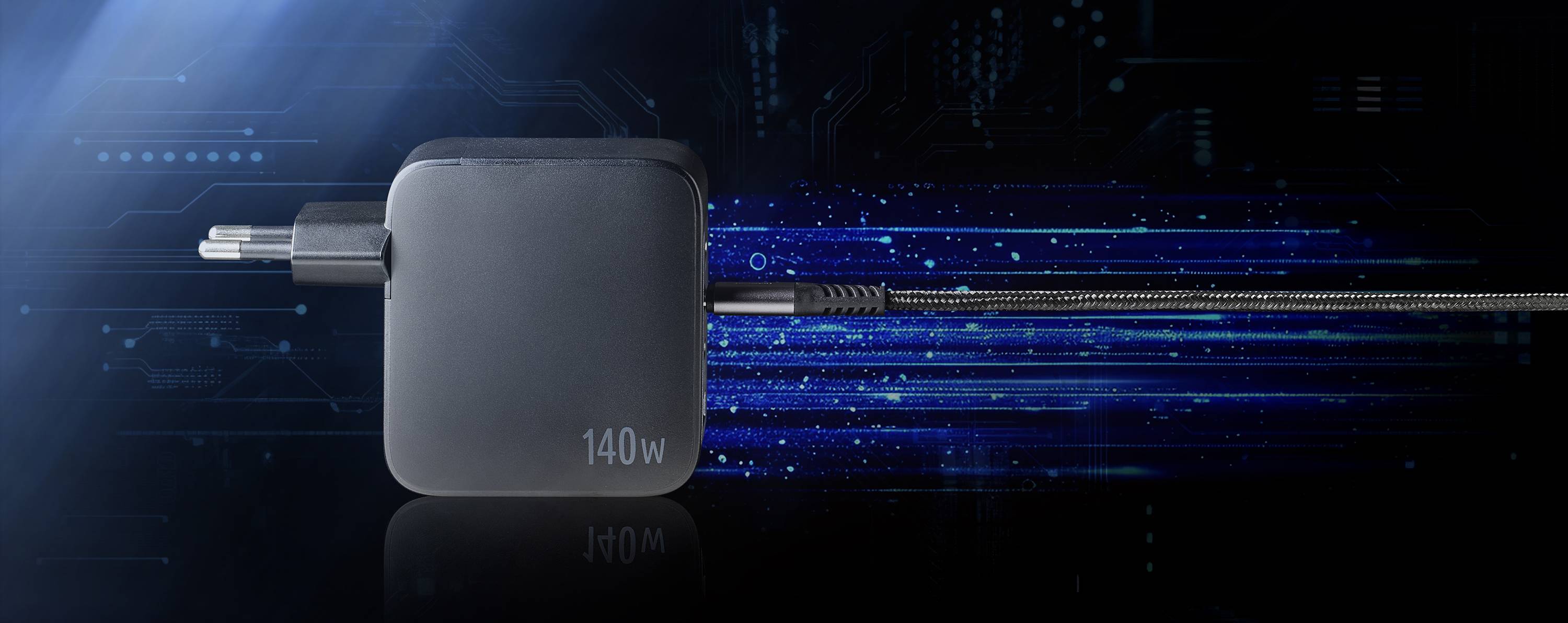 Un chargeur de 140W avec un câble branché devant un arrière-plan technique bleu, représentant la vitesse et l'énergie.