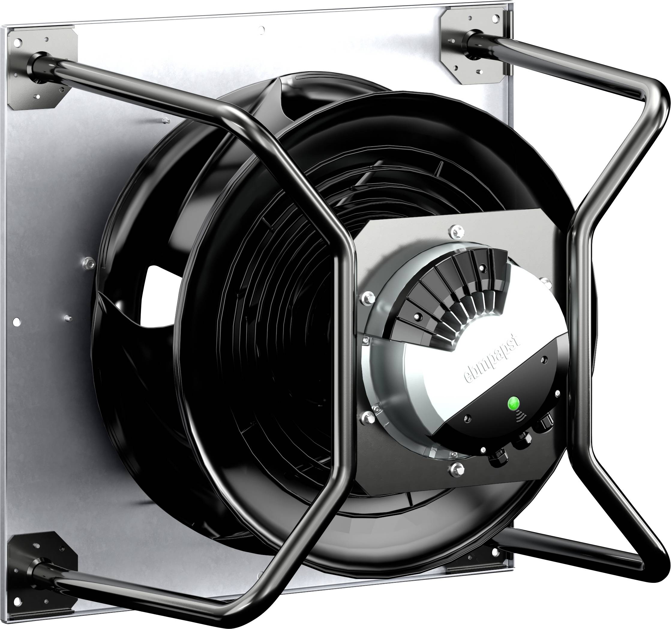 Ventilateur grand et carré avec un cadre en métal noir, moteur monté à l'arrière et une couverture argentée, fixé au mur.