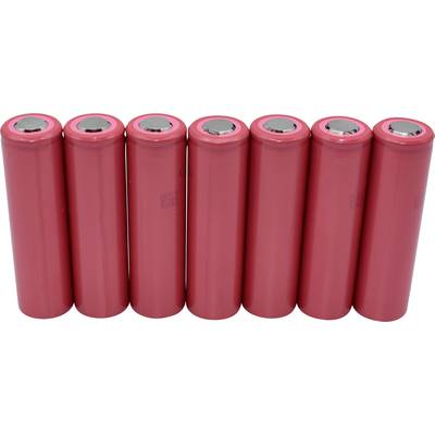 Sept piles cylindriques rouges sont alignées verticalement côte à côte.