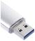 Clé USB à boîtier argenté, gros plan sur la fiche.