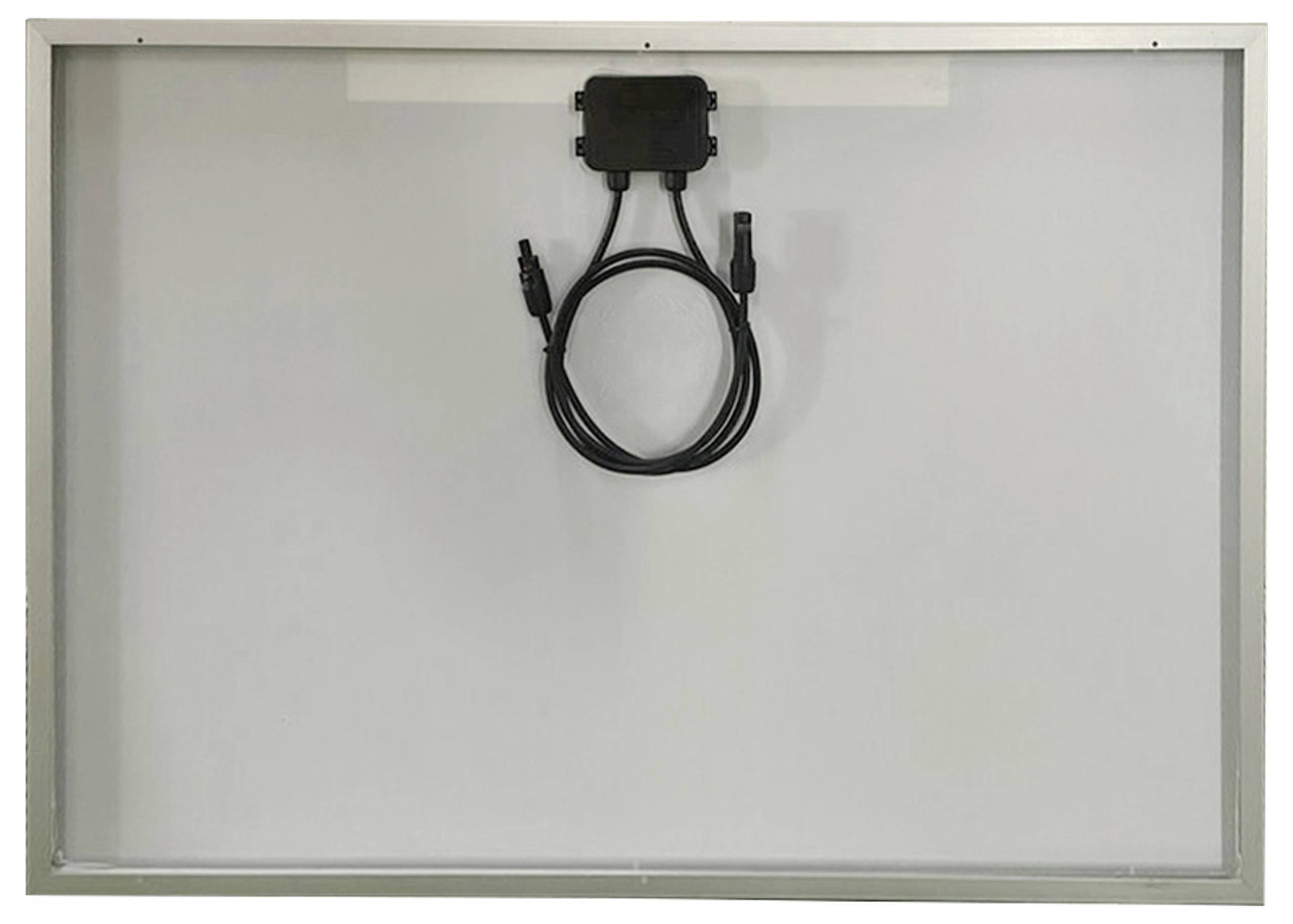 Face arrière d'un module solaire avec boîte de jonction connectée et deux câbles servant au transfert d'énergie.