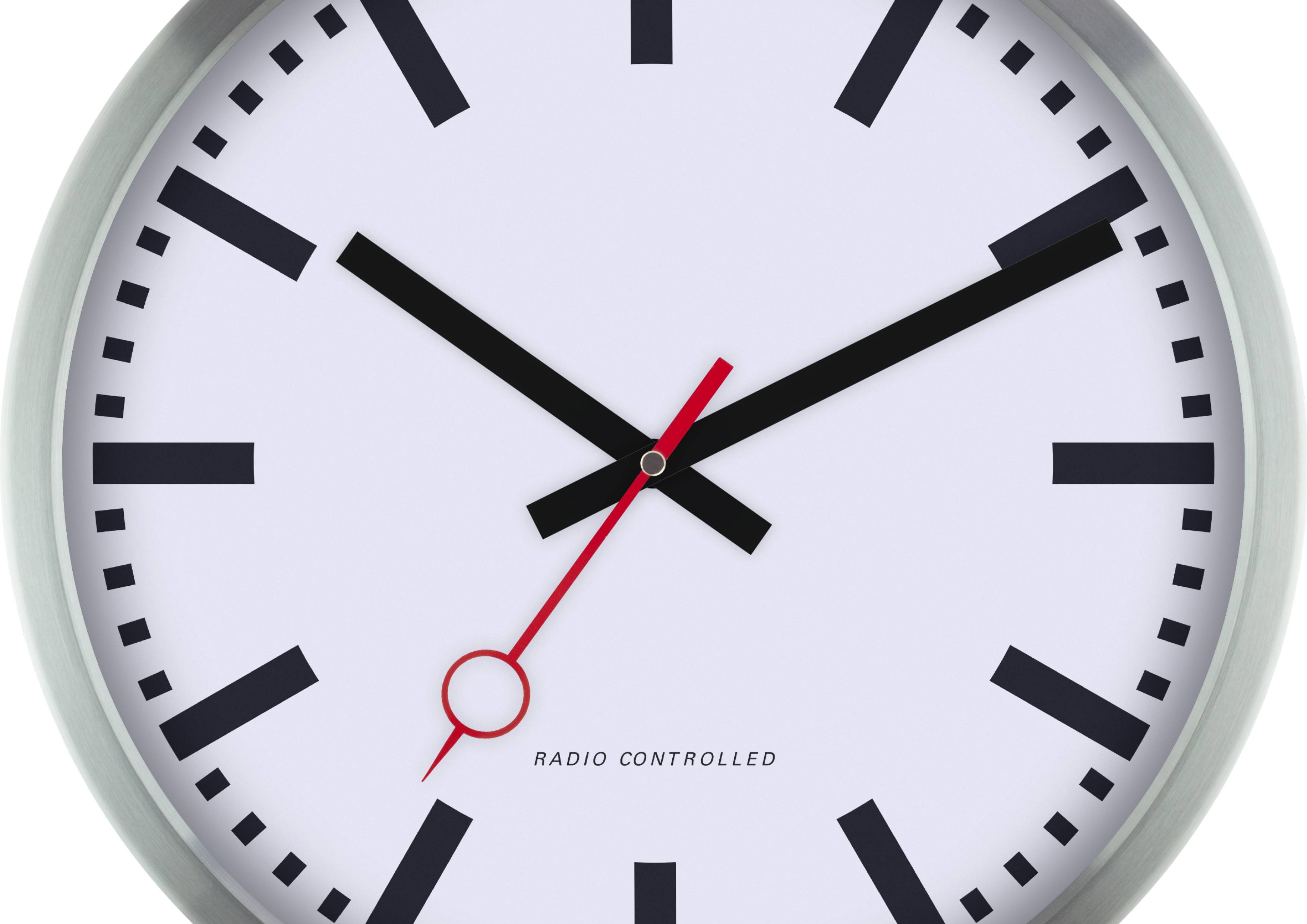 Une horloge murale analogique avec des aiguilles des heures et des minutes noires, un indicateur des secondes rouge, et des marquages horaires noirs sur un cadran blanc.