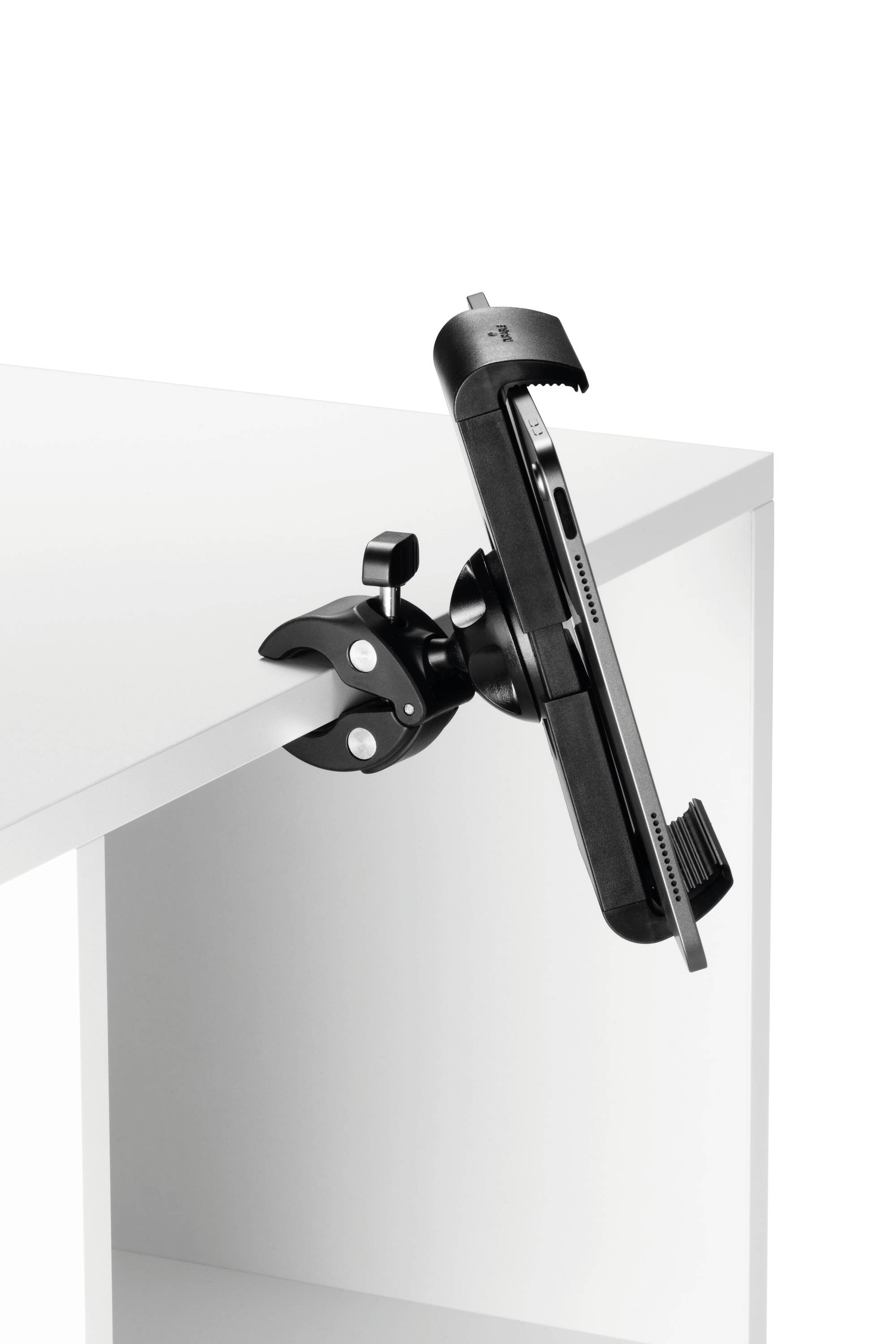 Support de tablette fixé au bord d'une table, orienté verticalement, design noir, montrant diverses possibilités d'utilisation.