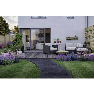 Jardin moderne avec terrasse en bois, meubles confortables, plantes décoratives et fleurs. Un chemin en pierres sombres mène à la terrasse.