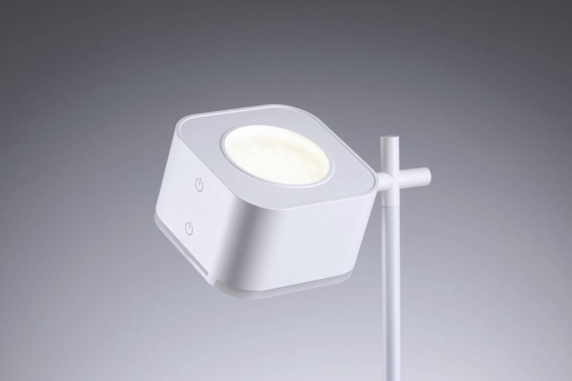 Lampe LED blanche moderne avec boîtier rectangulaire et sortie de lumière circulaire, montée sur une tige verticale.