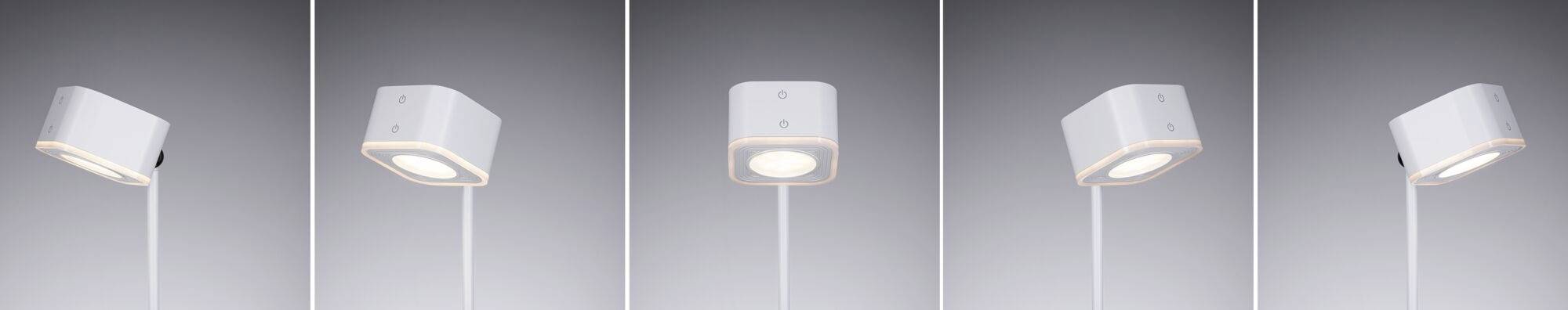Une rangée de cinq luminaires blancs au plafond. Chaque lampe est légèrement inclinée différemment. L'arrière-plan est gris neutre.