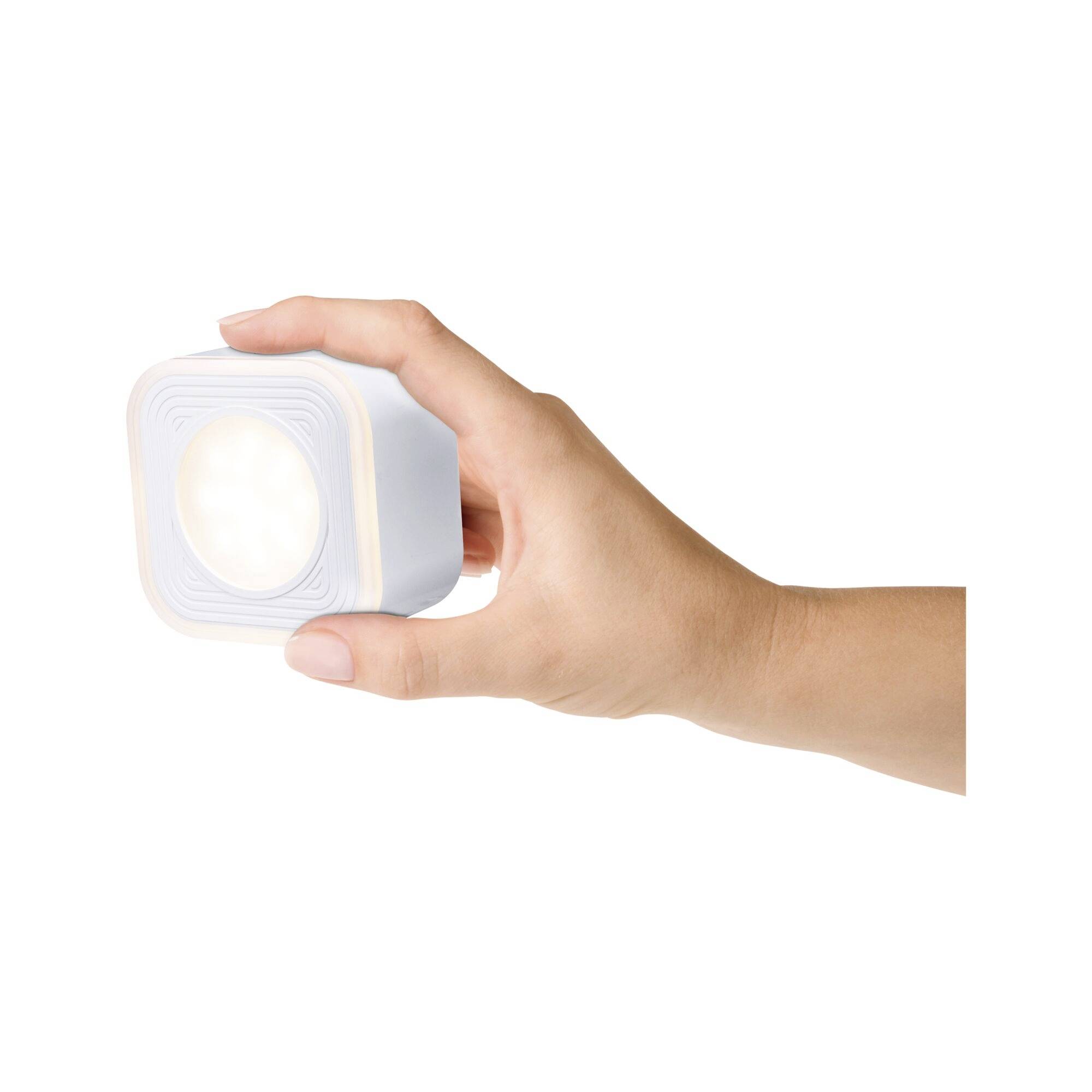 Une main tient une lampe LED portable carrée. La lampe émet une lumière vive et uniforme depuis l'avant de l'appareil.