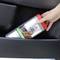 Une main prend une bouteille de soin du cuir à partir d'un compartiment de portière de voiture. Sur la bouteille, il est écrit 'Produit d'entretien pour cuir'.
