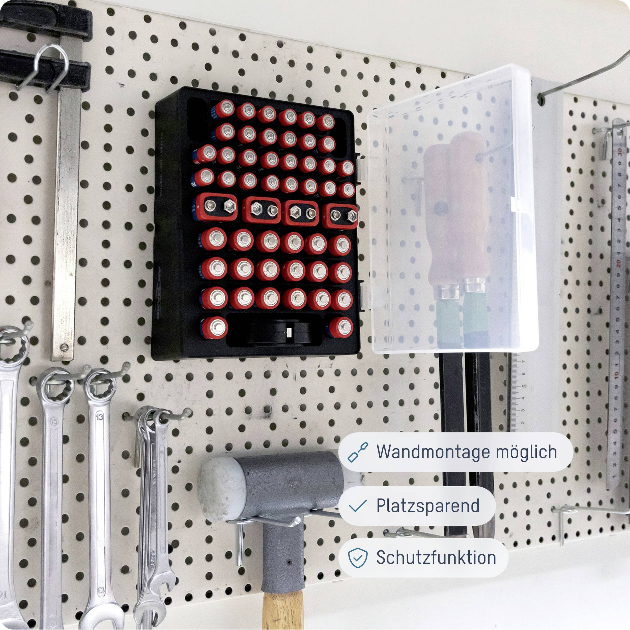 Un support mural présente des batteries, des clés et des outils sur une plaque perforée. Le texte met en avant les possibilités de montage et la fonction de protection.