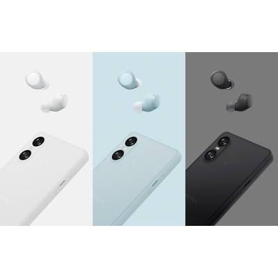 Trois smartphones en blanc, bleu clair et noir, chacun placé à côté d'écouteurs sans fil blancs, bleu clair et noirs, sur des arrière-plans assortis à leurs couleurs.