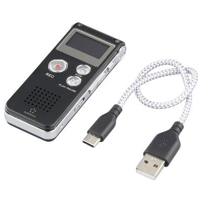 Petit enregistreur vocal portable noir avec écran, touches REC et STOP. À côté, un câble USB avec connecteurs USB-C et USB.