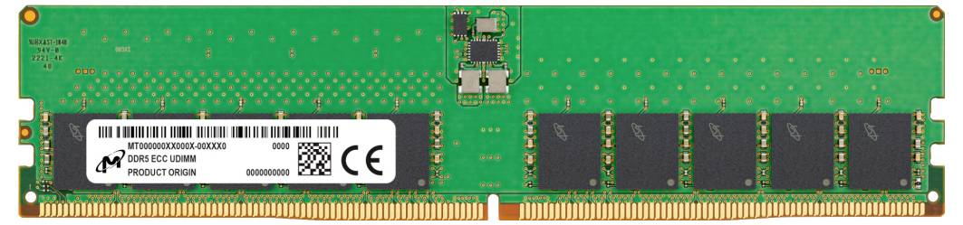 Un module RAM vert avec plusieurs puces mémoire et une étiquette blanche portant un numéro de série et des informations sur l'origine.