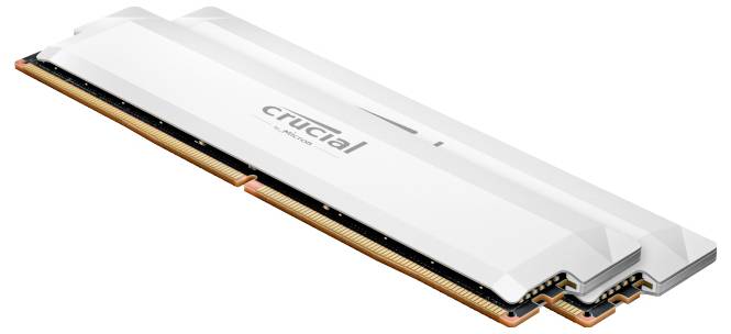 Deux modules de RAM Crucial avec des dissipateurs thermiques blancs empilés l'un sur l'autre, destinés à être utilisés dans des ordinateurs pour améliorer la mémoire vive.